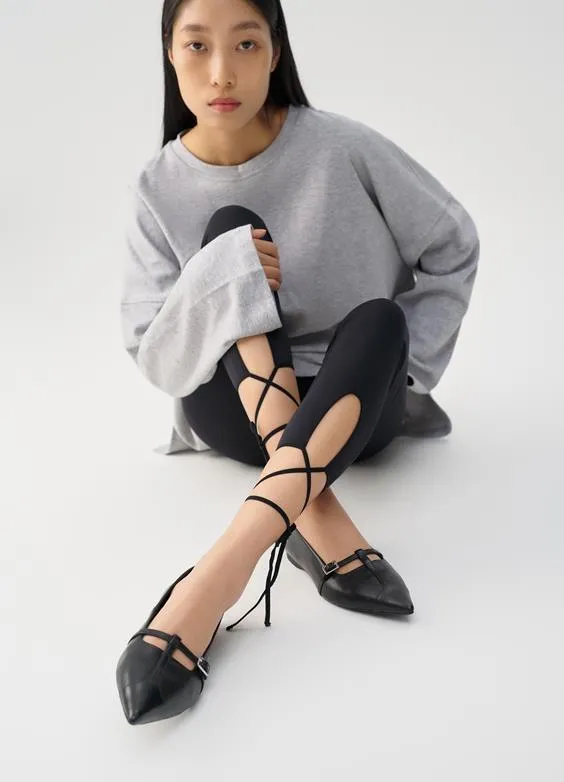 Hermine Flats in Black