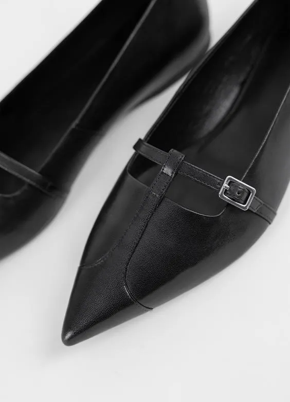 Hermine Flats in Black