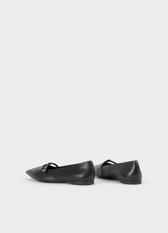Hermine Flats in Black